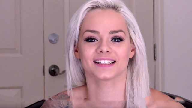 Блондинка из Далласа вытворяет смелые вещи на порно кастинге онлайн